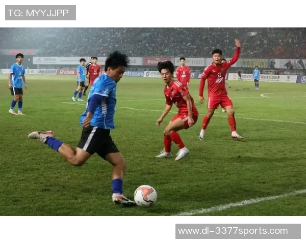 马上踢足球球员的精彩瞬间与训练技巧分享